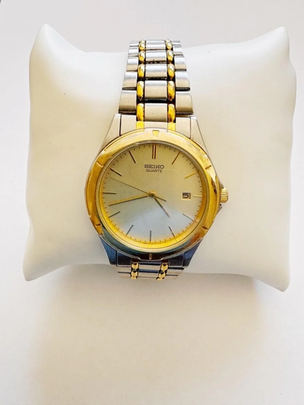 Seiko Quartz Two Tone Watch 35mm Cracked Crystal 7.25”